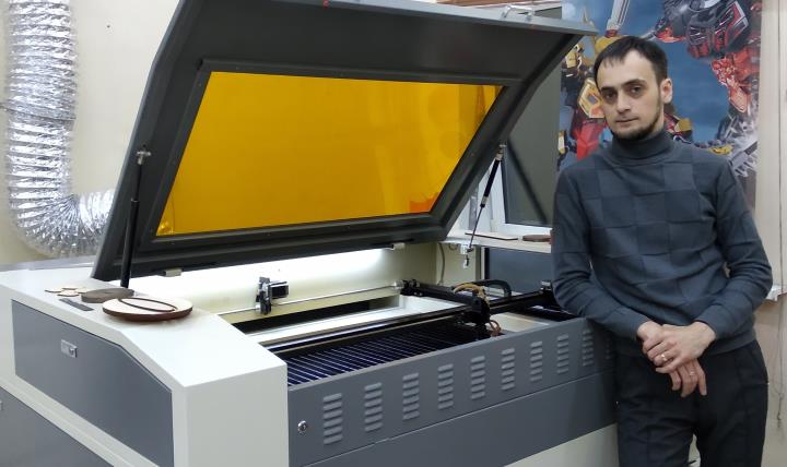 Наладчик Александр Музалевский около лазерного станка