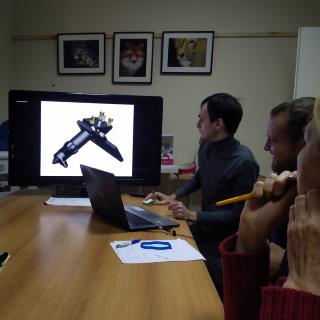 С лазерным станком, режет фанеру