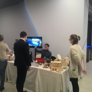 На выставке продукции - резка по фанере на лазерном станке с ЧПУ